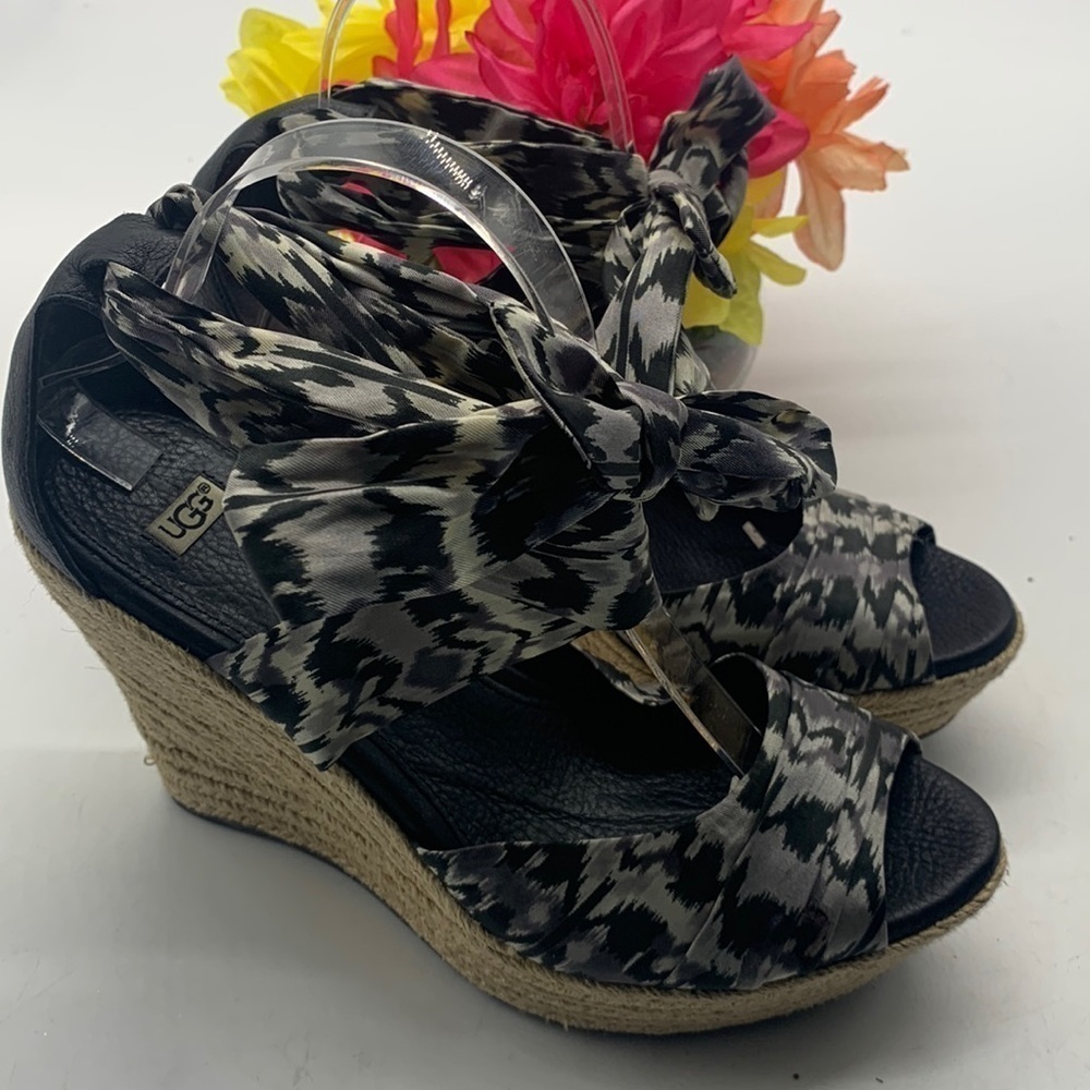 Ugg Lucianna Black white fabric rope wedge sandal size 8.5. MCW0648A